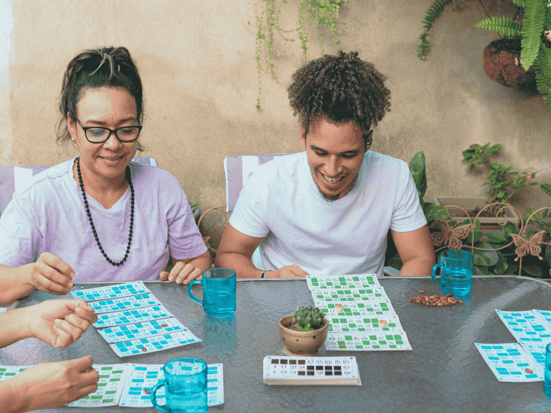 JEU AUTOUR D'UNE TABLE