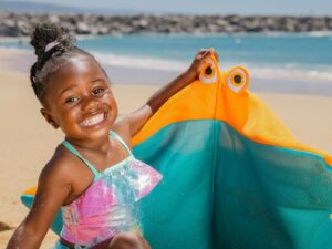 Fille souriante profitant d'une journée à la plage avec un tapis de plage ludique.