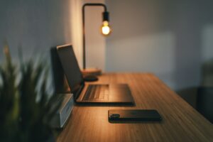 Comment organiser efficacement son espace de travail : guide pour optimiser votre bureau