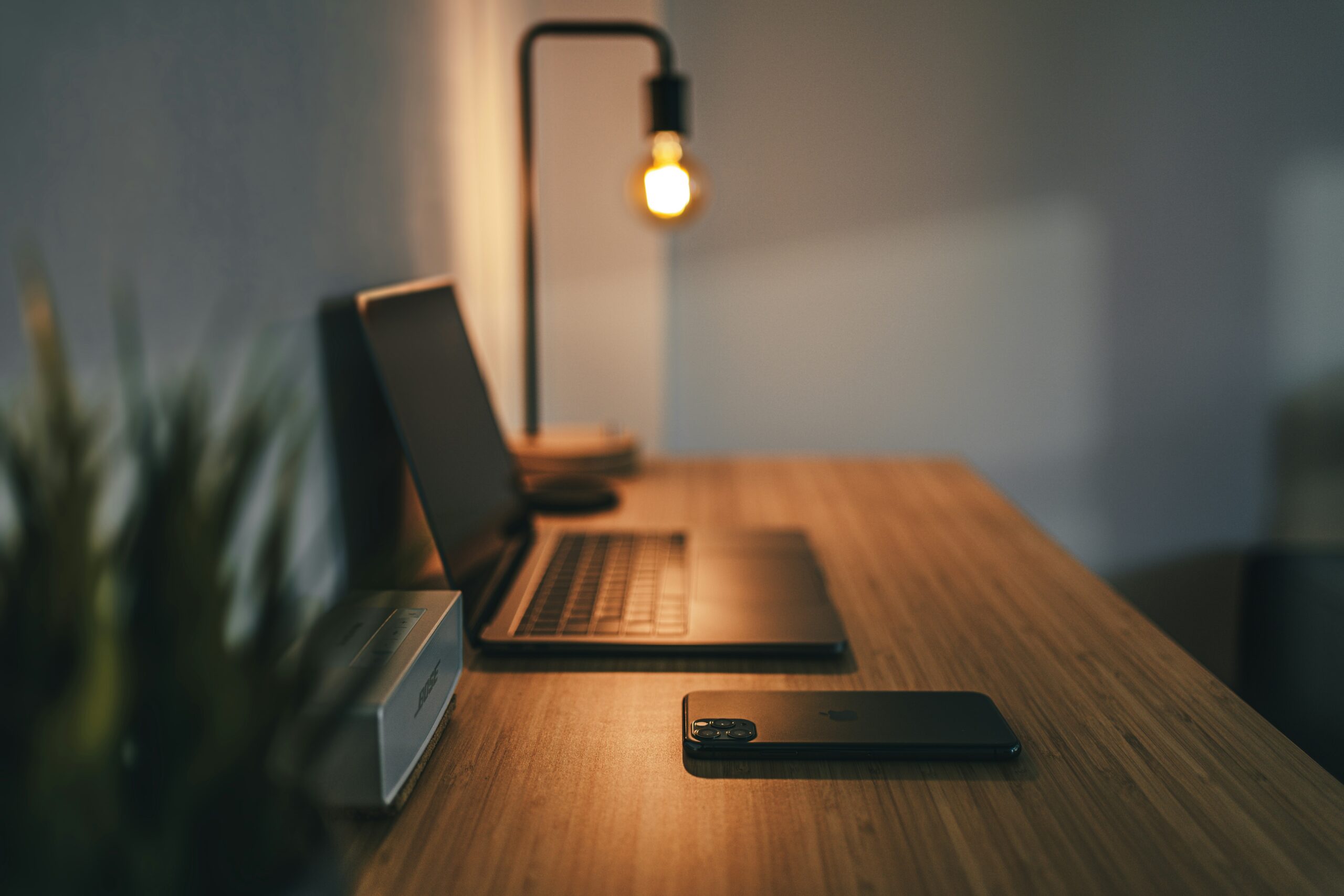 Comment organiser efficacement son espace de travail : guide pour optimiser votre bureau