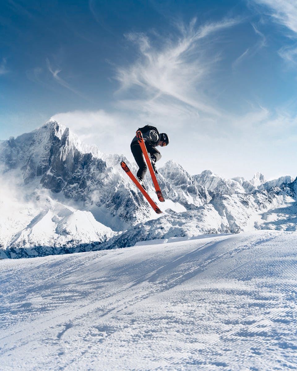 Tremplin de saut à ski dynamique dans un magnifique paysage de montagne enneigé, incarnant l'excitation des sports d'hiver.